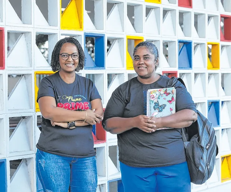 A professora Aline e a estudante Geane acreditam que a educação impulsiona a realização de sonhos