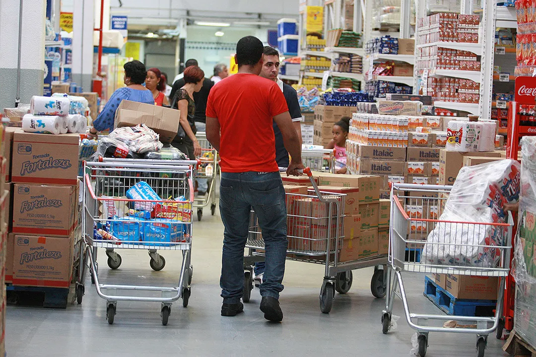 Os segmentos de hipermercados e supermercados tiveram maior destaque no mês