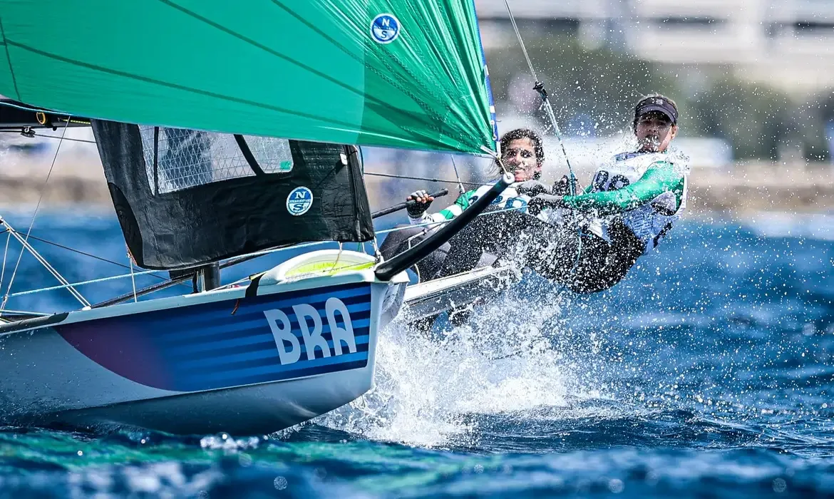 Imagem ilustrativa da imagem Vela: Martine e Kahena adiam sonho do tricampeonato olímpico em Paris