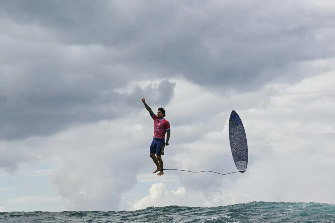 Gabriel Medina comemora classificação e foto viraliza na web