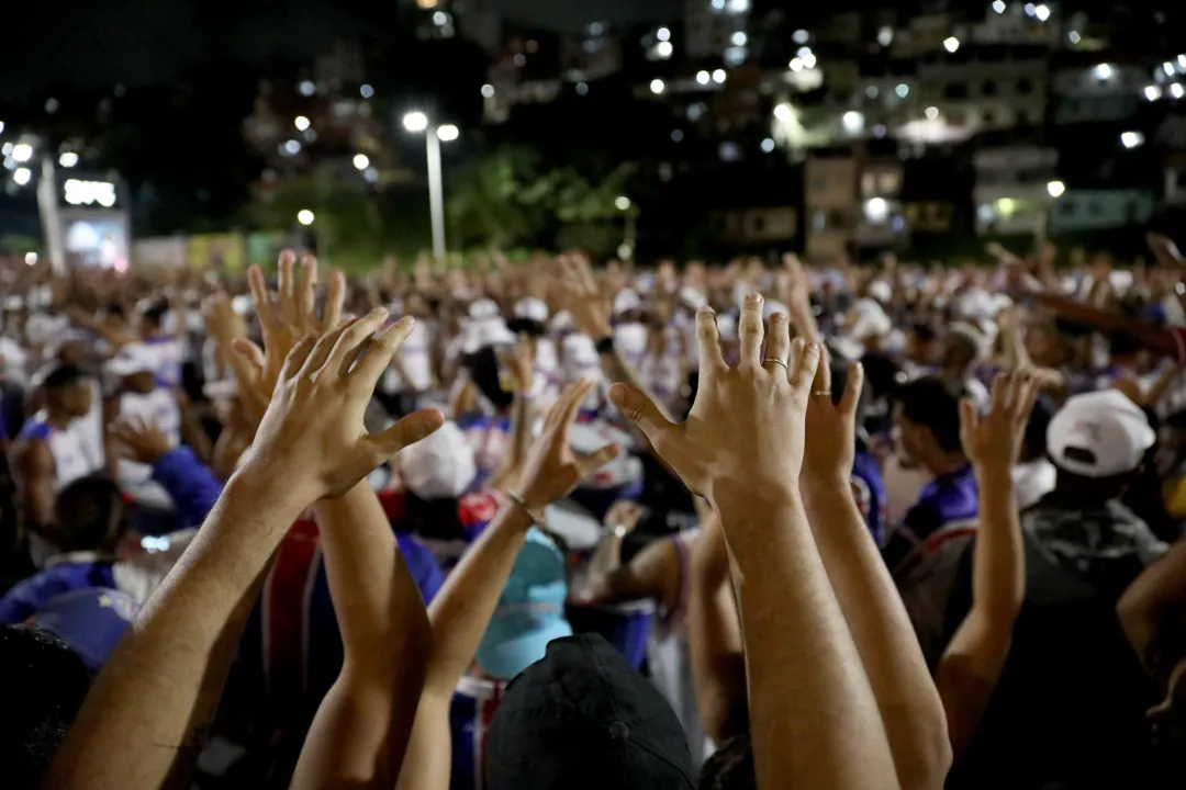 Torcedores do Bahia fazem festa na chegada do ônibus do Bahia na Arena Fonte Nova, em 2023