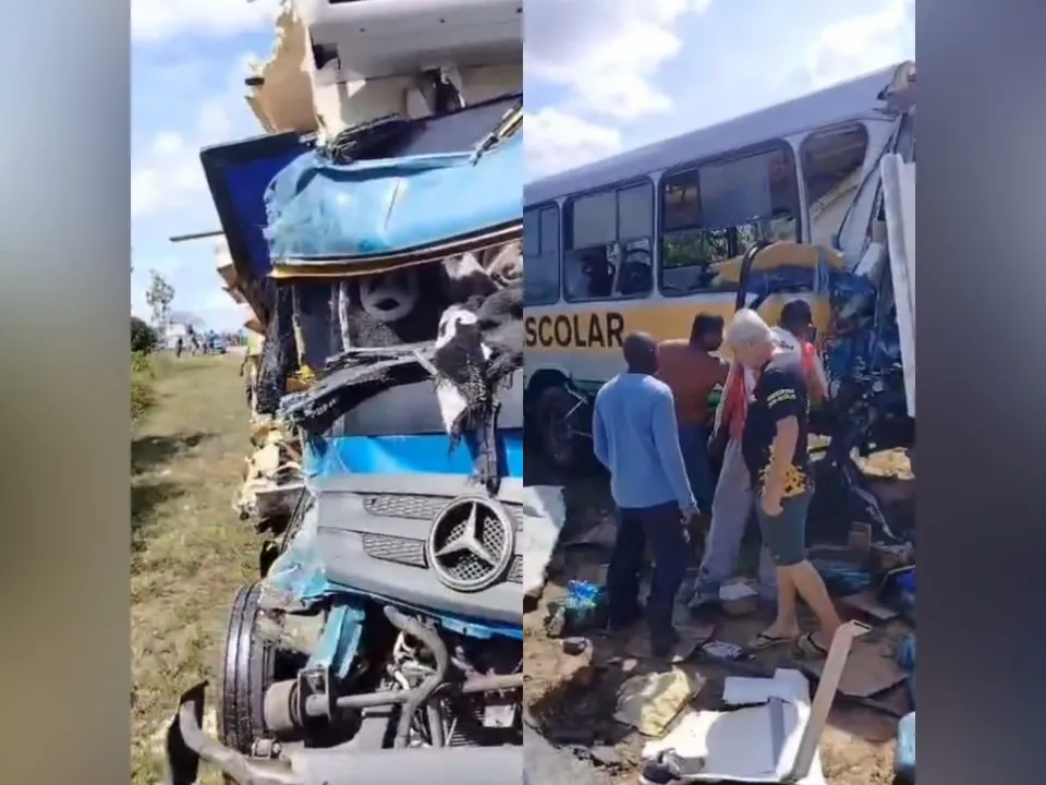 Um caminhão de uma distribuidora de alimentos colidiu no fundo de um ônibus escolar que estava a caminho do Colégio Municipal Luiz Gonzaga de Lemos Neto