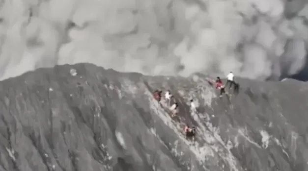 Imagem ilustrativa da imagem Vídeo: alpinistas tentam escapar de vulcão em erupção