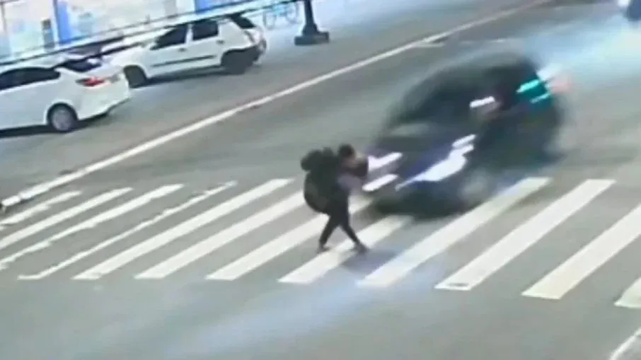 Uma câmera de segurança registrou o acidente na avenida Carlos Lindenberg.