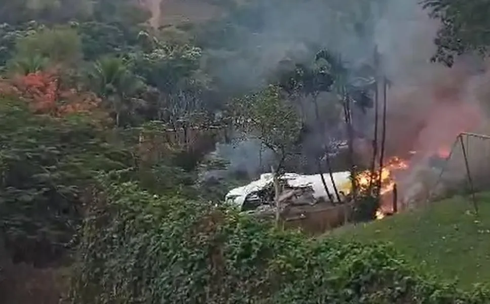 Vídeos feitos por moradores mostraram o exato momento em que um avião da Companhia Aérea VoePass