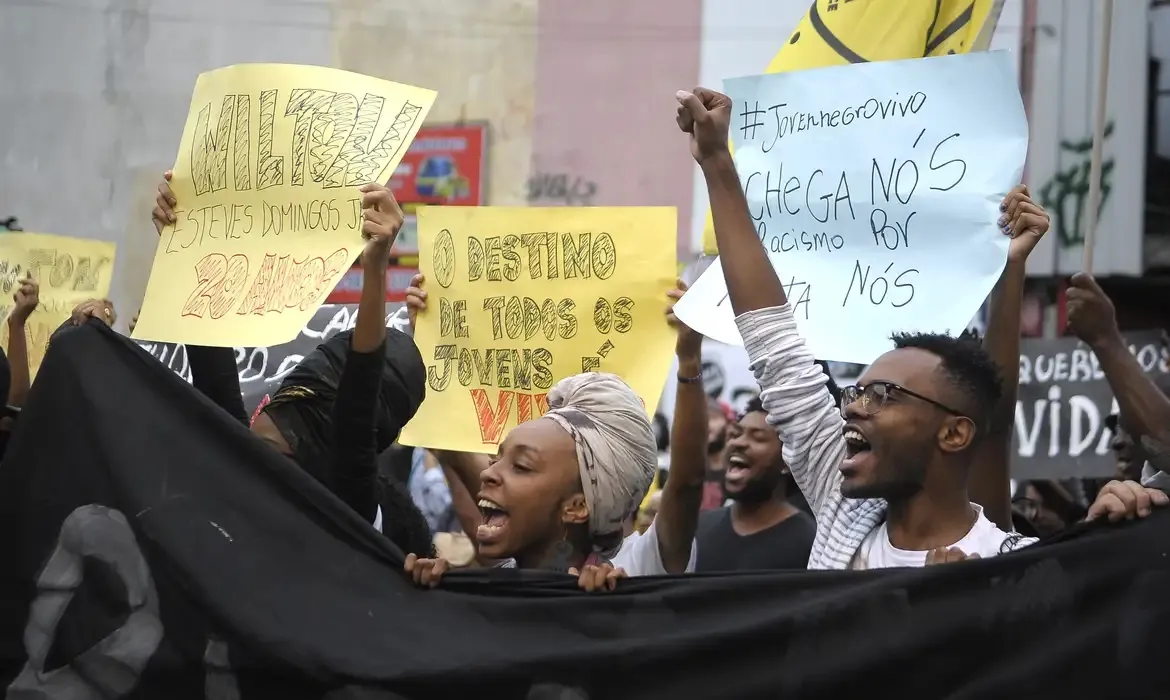 Taxa de mortes violentas para cada grupo de 100 mil negros até 19 anos é de 18,2, enquanto entre brancos a taxa é de 4,1