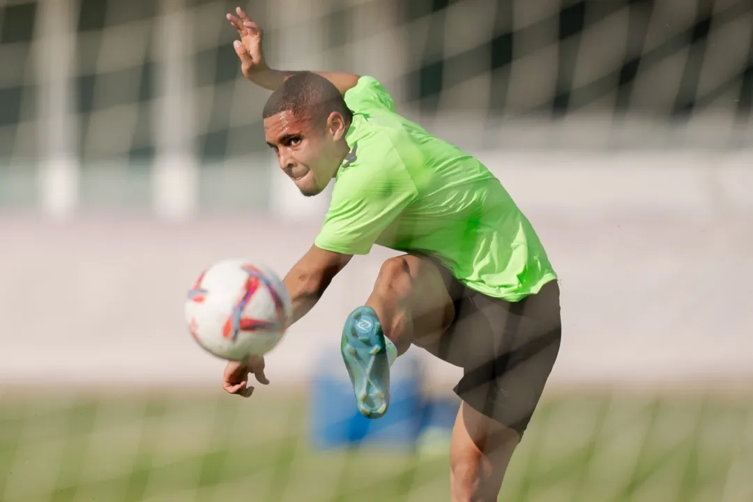 Vitor Roque em treino no seu novo clube