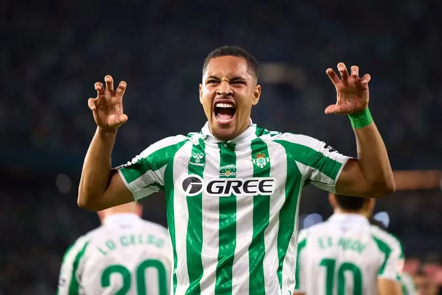 Vitor Roque comemora seu primeiro gol com a camisa do Betis