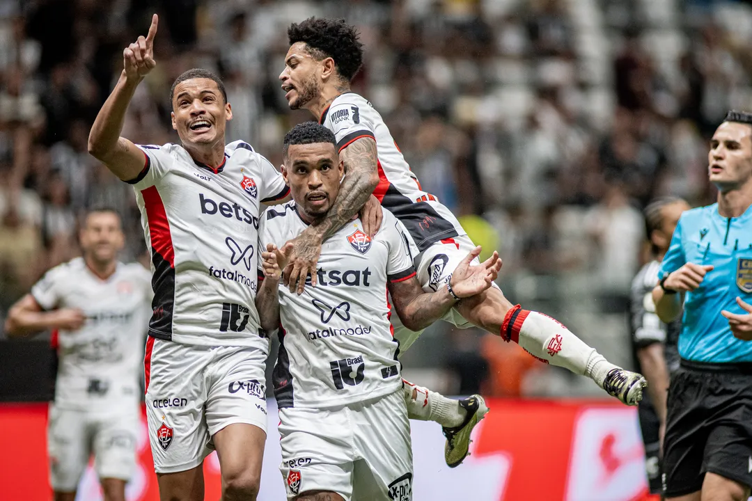 Jogadores do Vitória comemorando gol