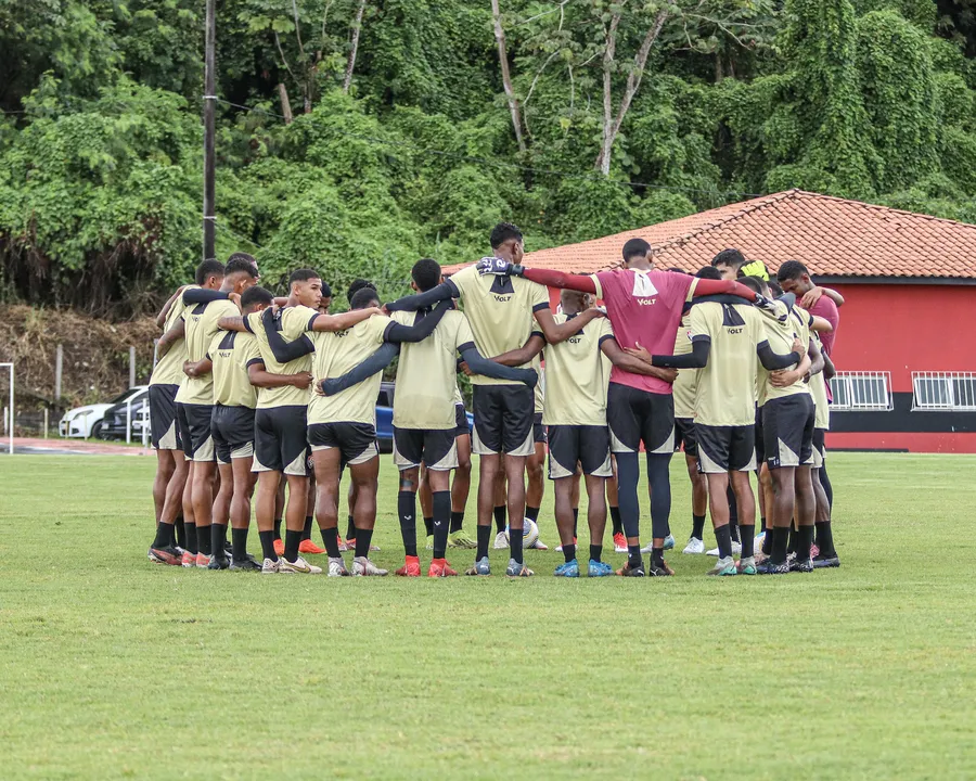 Elenco rubro-negro durante treinamento na Toca do Leão