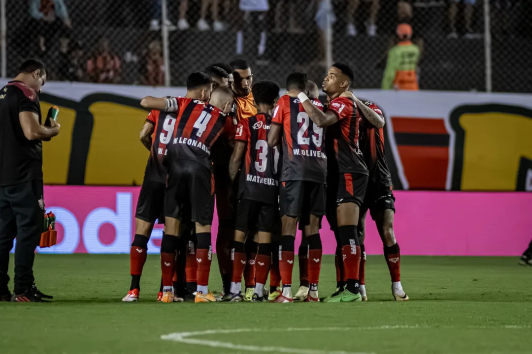 Time do Vitória em campo no Barradão