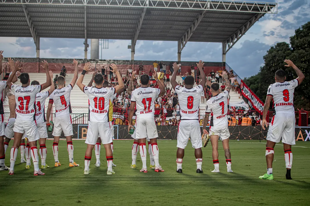 Jogadores do Vitória comemorando resultado diante do Atlético-Go