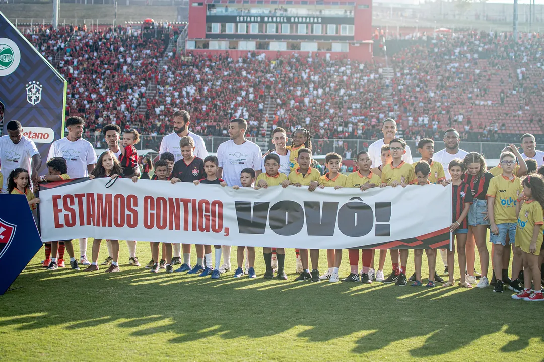 Elenco rubro-negro demonstra apoio à Osvaldo antes do jogo contra o Juventude