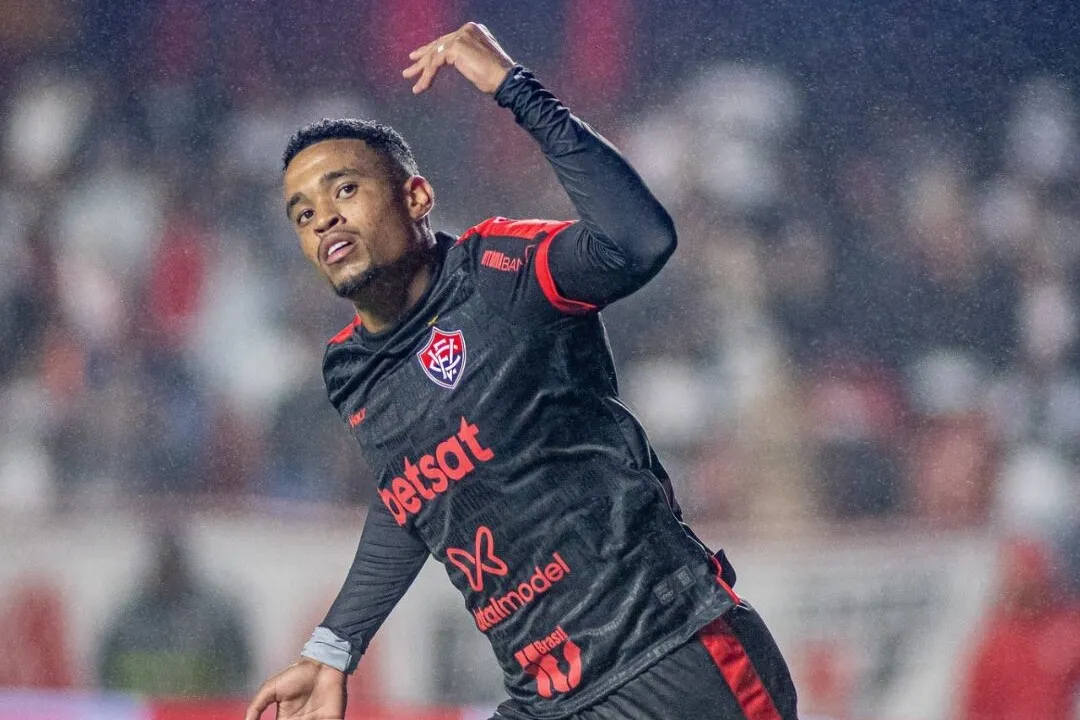 Alerrandro está de volta ao time titular após cumprir suspensão