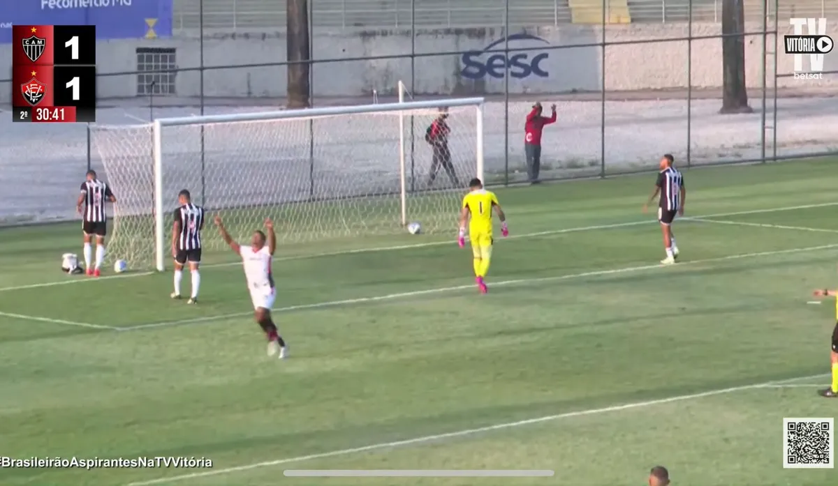 Alexandro comemora o empate rubro-negro diante do Galo em BH