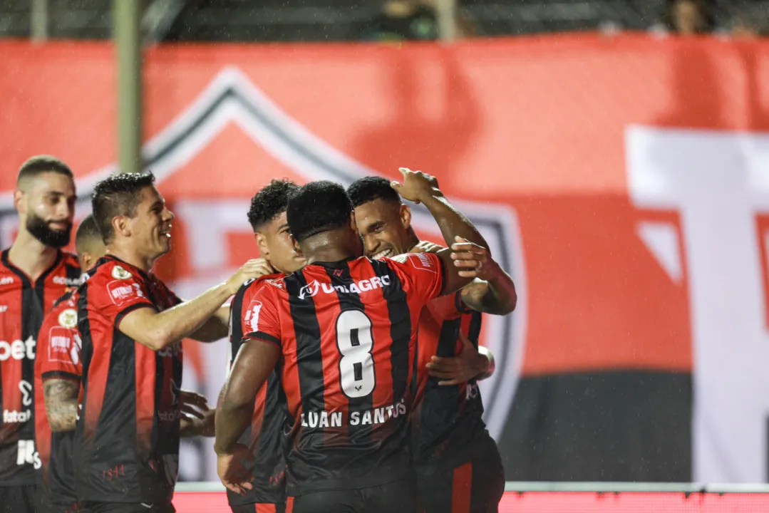 Jogadores do Vitória comemoram gol sobre o Cruzeiro