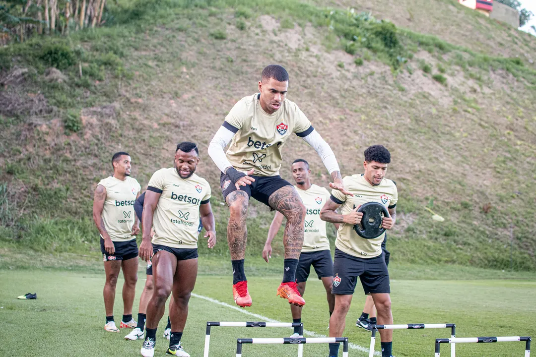 Elenco rubro-negro durante atividade na Toca do Leão