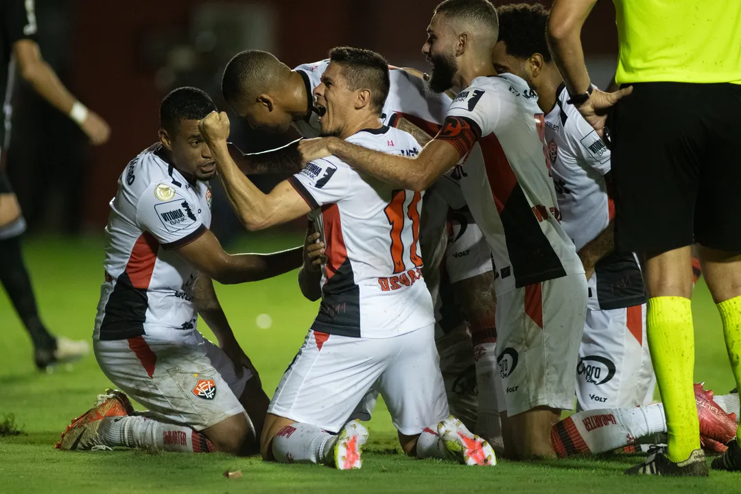 Jogadores do Vitória comemorando gol