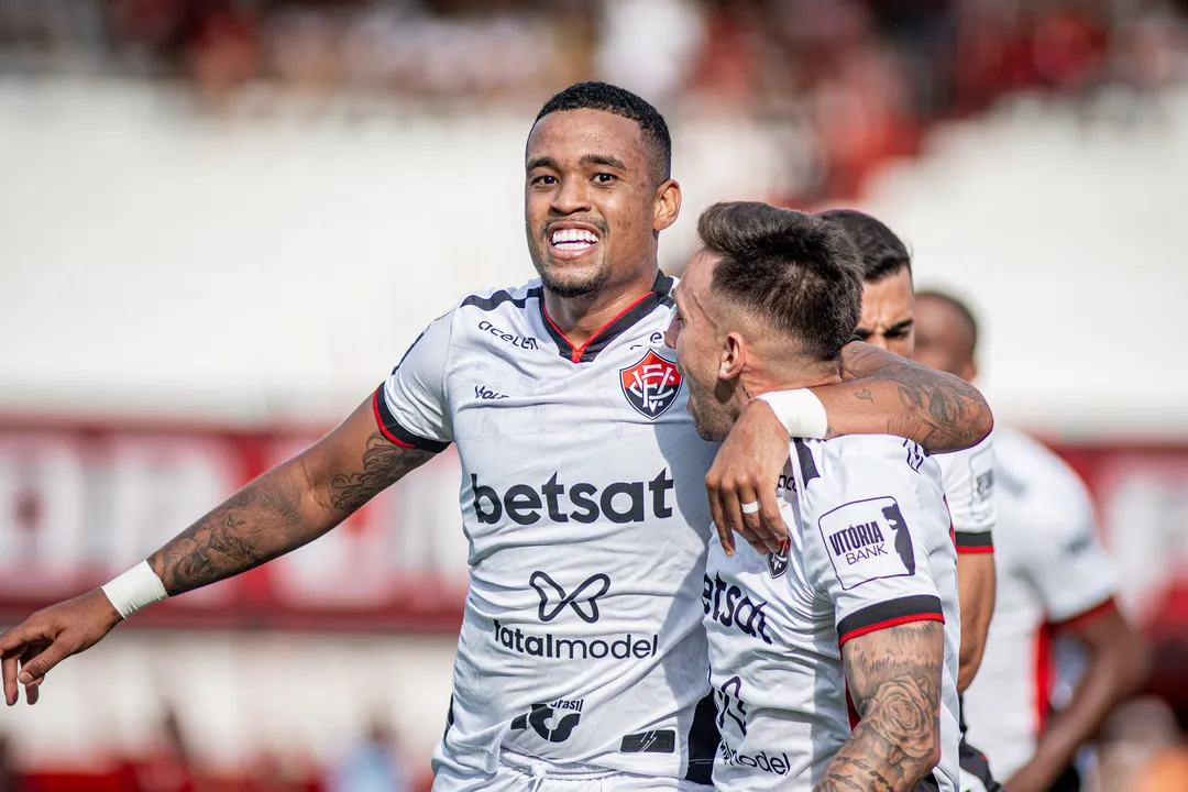 Alerrandro comemora primeiro gol do Vitória abraçado com Gustavo Silva, autor da assistência