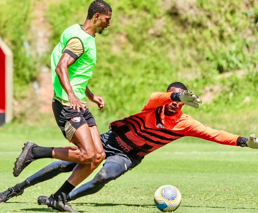 Time Sub-23 rubro-negro durante jogo-treino na Toca do Leão