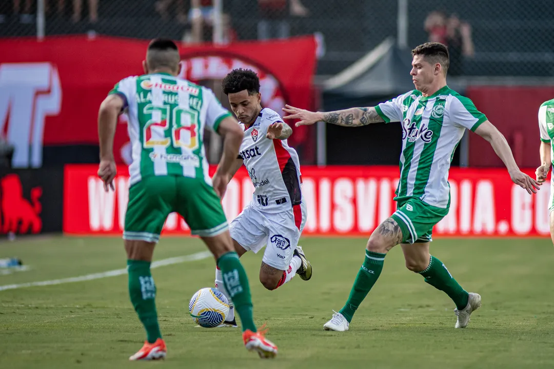 Vitória e Juventude fazem confronto direto no Barradão para escapar do Z-4