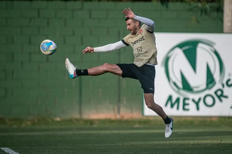 Raúl Cáceres em treino do Vitória