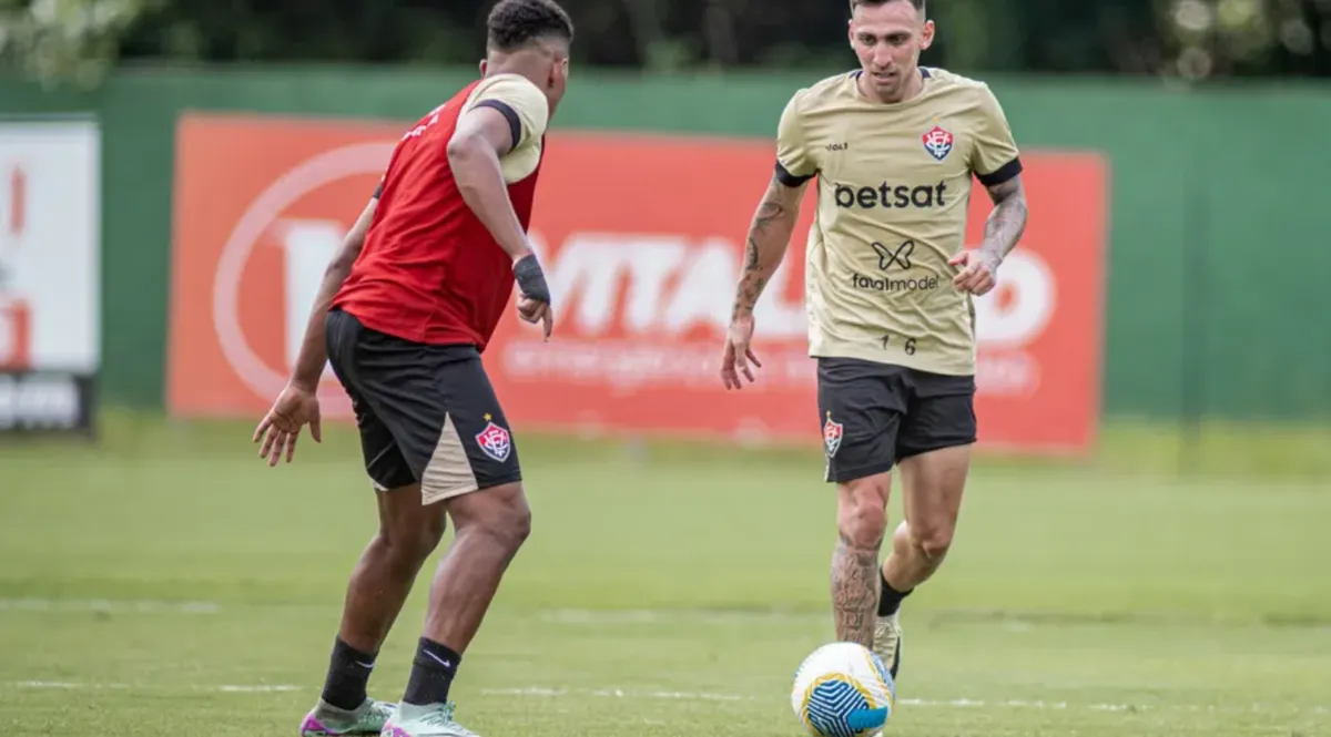 Atacante Gustavo Mosquito conduz a bola durante treino