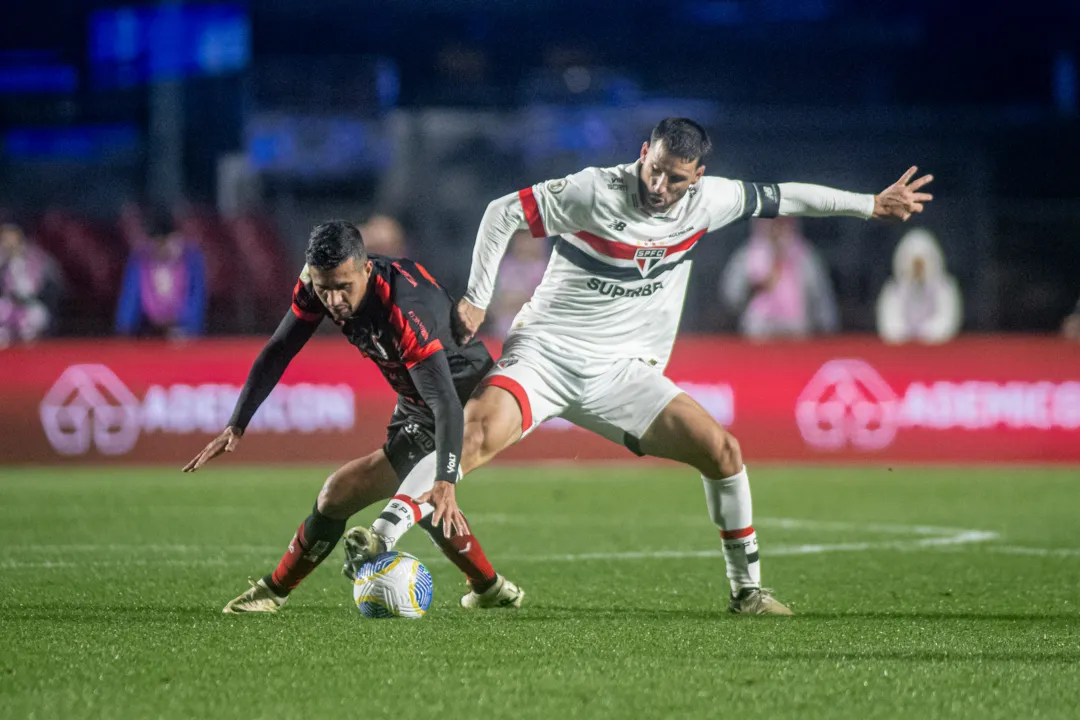 Ricardo Ryller, do Vitória, disputa bola com Calleri, do São Paulo.