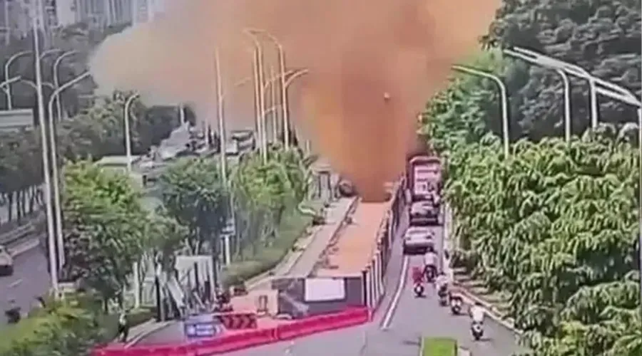 Imagem ilustrativa da imagem 'Vulcão de cocô': Tubulação explode e dá banho de fezes em motoristas