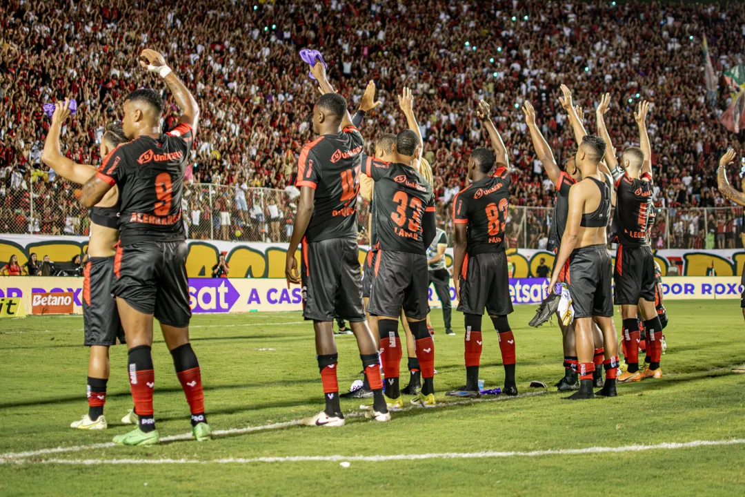 Elenco rubro-negro durante a saudação com a torcida no Barradão