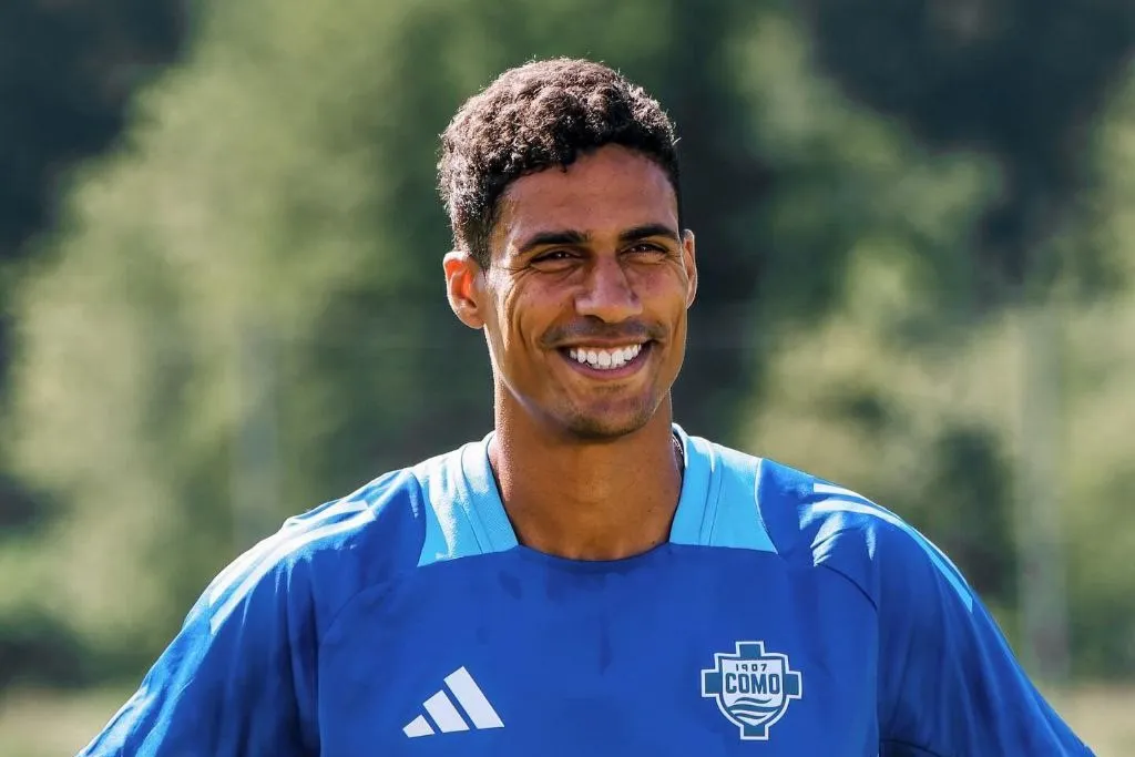 Raphael Varane durante treinamento no Como, da Itália