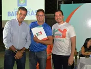 Zito Barbosa (à esquerda) e Túlio Viana (à direita) em evento de entrega de título fundiário em Barreiras