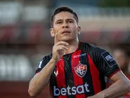 Elenco rubro-negro posa para foto ao lado da torcida durante o treino aberto no Barradão