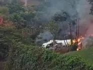 Vídeos feitos por moradores mostraram o exato momento em que um avião da Companhia Aérea VoePass