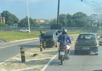 Carro sobe mureta em viaduto de Salvador; assista vídeo