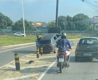 Carro sobe mureta em viaduto de Salvador; assista vídeo