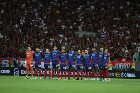 Time do Bahia durante minuto de silêncio antes do jogo contra o Flamengo, na última quarta-feira, 28