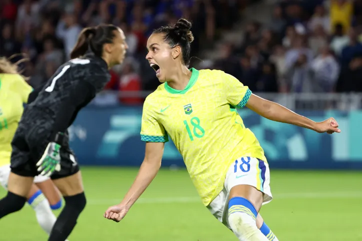 Gabi Portilho comemora gol contra a Espanha