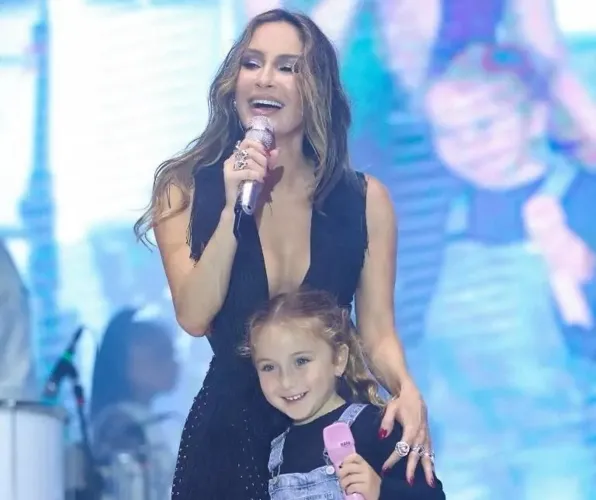 Imagem ilustrativa da imagem Claudia Leitte e sua filha Bela brilham em apresentação na Bahia