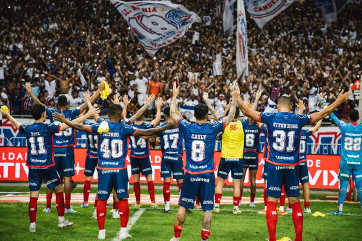 Jogadores do Bahia comemoram com a torcida após vencer o Ba-Vi