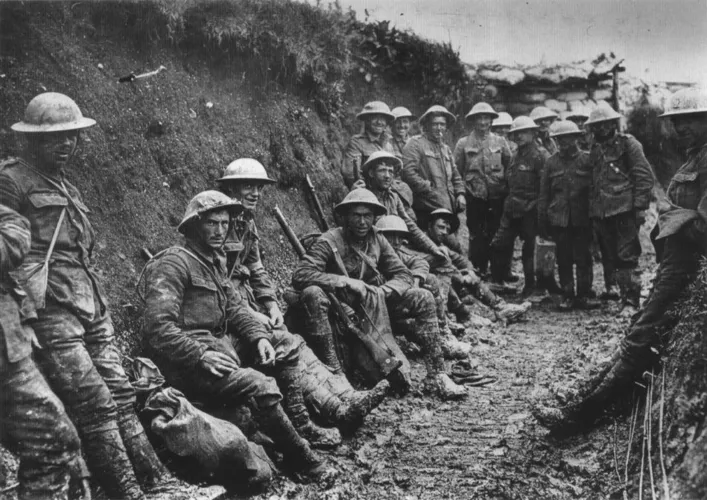 Grupo do Royal Irish Rifles ocupa trincheira durante a Batalha do Somme