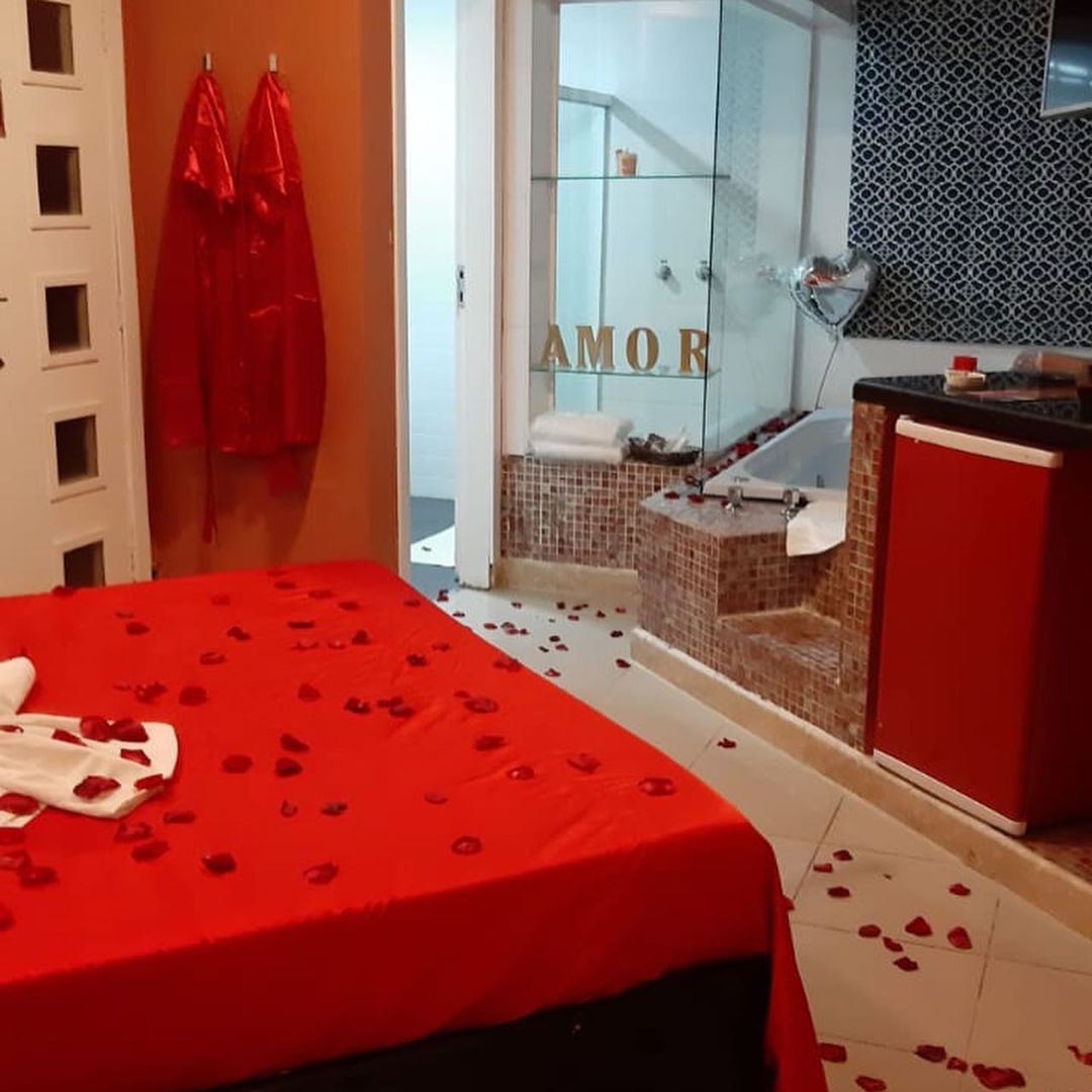 Homem passa mal e morre após briga com travesti em motel