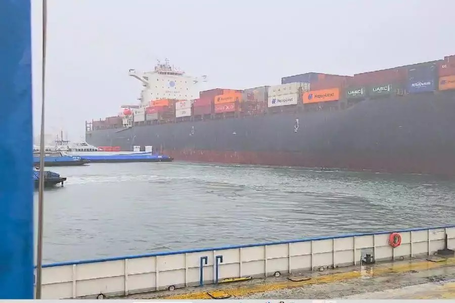 Vídeo: navio cargueiro colide com balsa durante travessia entre Santos ...