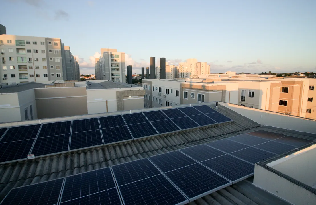 Sistemas solares são instalados em telhados, fachadas e terrenos