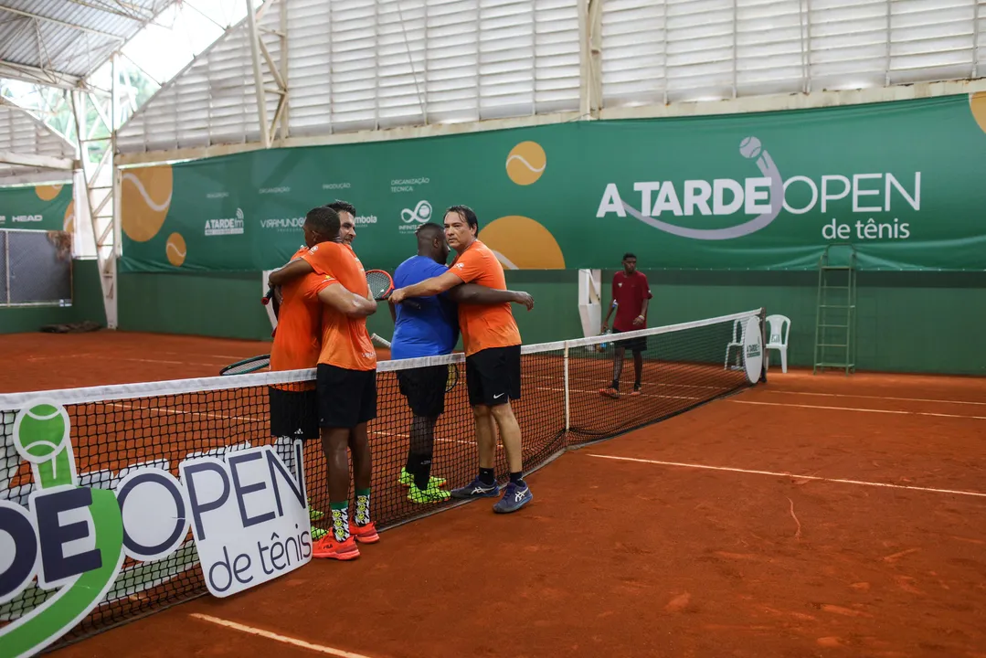 Adversários se cumprimentam após a final da categoria A