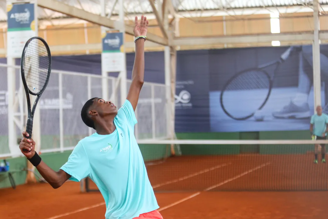 Atleta faz saque durante partida de tênis no A TARDE Open