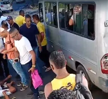 Imagem ilustrativa da imagem Acidente entre moto, van e ônibus deixa dois feridos em Salvador