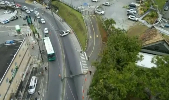 Motorista perder o controle do carro em frente ao Hospital São Rafael