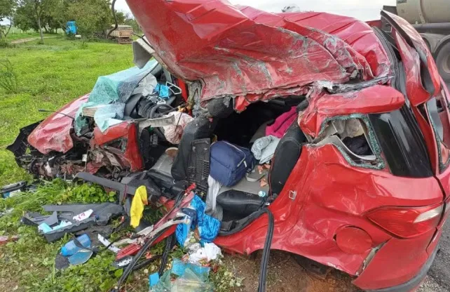 Imagem ilustrativa da imagem Adolescente morre após carreta com manga tombar na Bahia