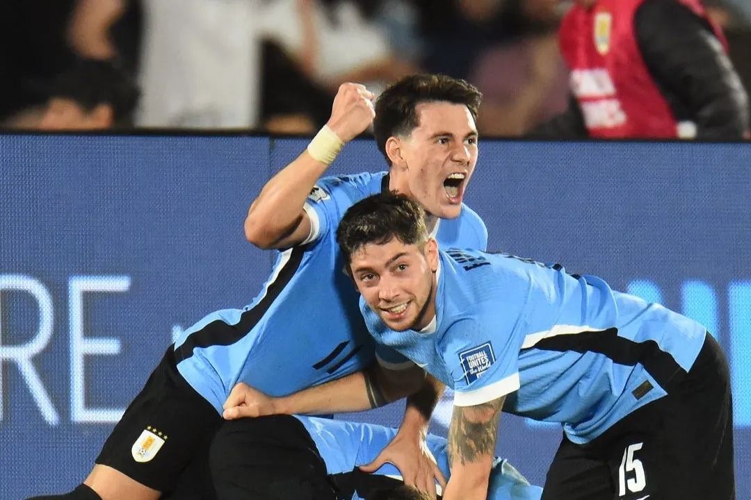 Jogadores do Uruguai comemoram gol no último minuto contra a Colômbia